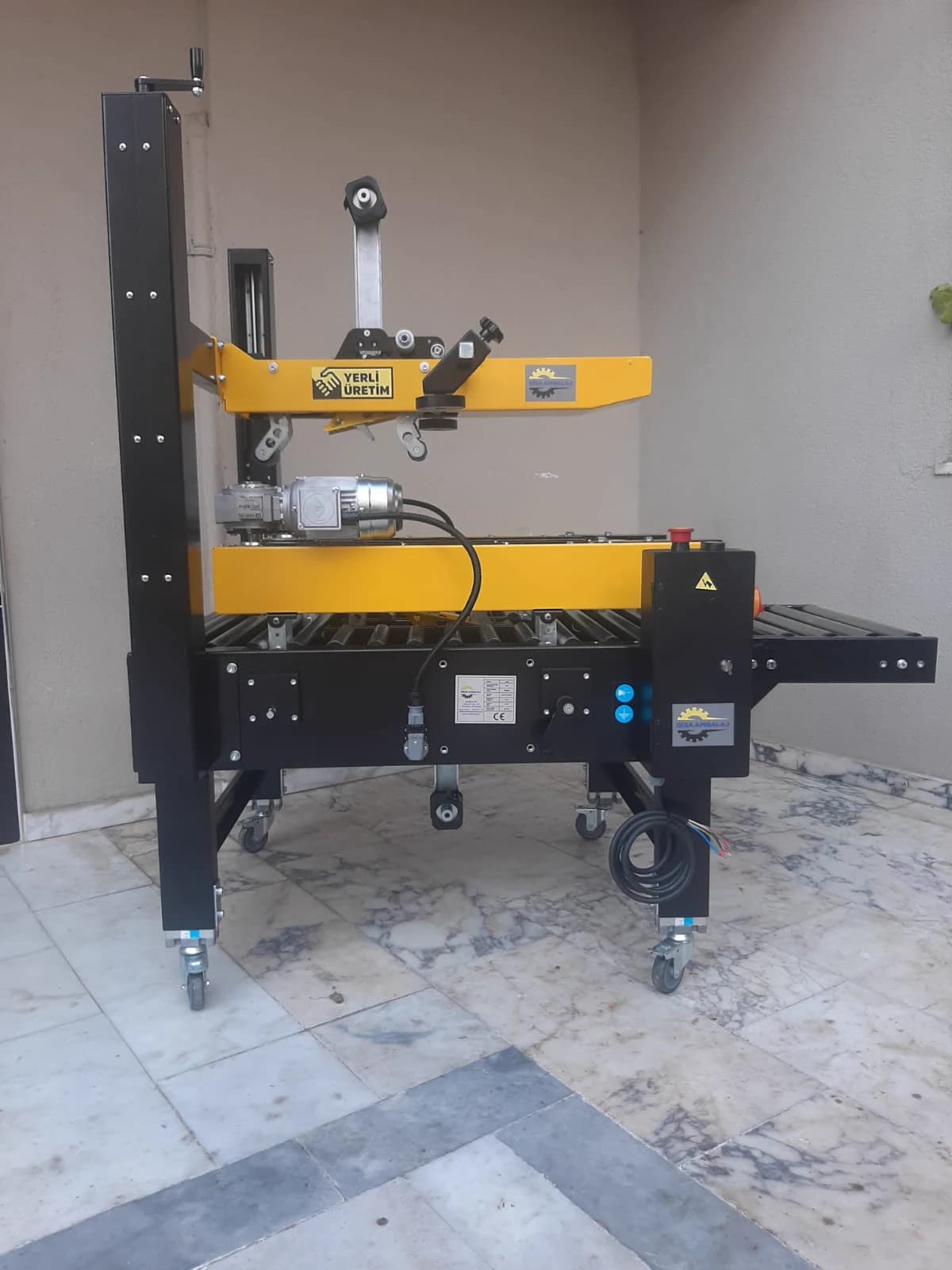 DİSA M80L — Geniş yan kayışlı yarı otomatik koli bantlama makinesi